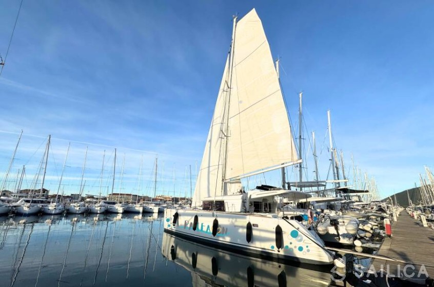 Lagoon 450  Flybridge - Yacht Charter Sailica