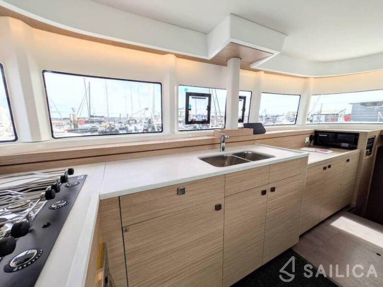 Lagoon 43 Power - Yacht Charter Sailica