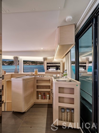 Lagoon 42 - Yacht Charter Sailica