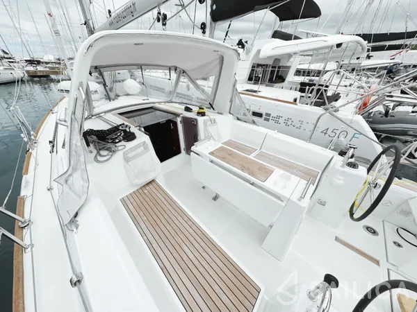 Oceanis 35.1 - Yacht Charter Sailica