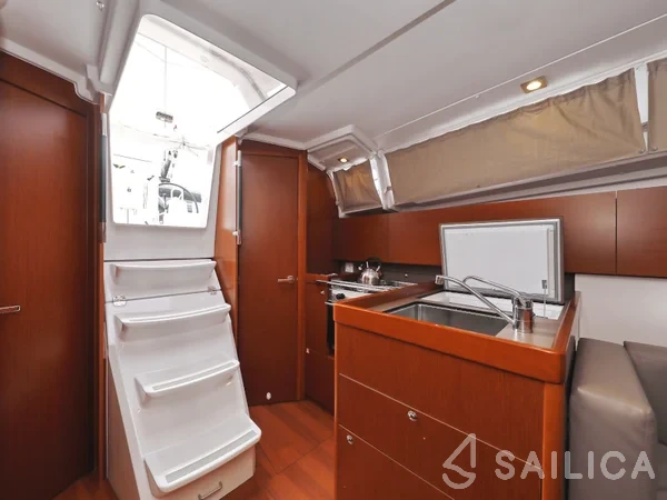 Oceanis 35.1 - Yacht Charter Sailica