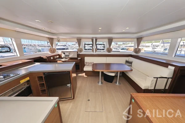 Lagoon 450  Flybridge - Yacht Charter Sailica
