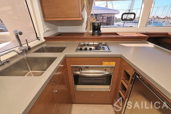 Lagoon 450  Flybridge - Yacht Charter Sailica