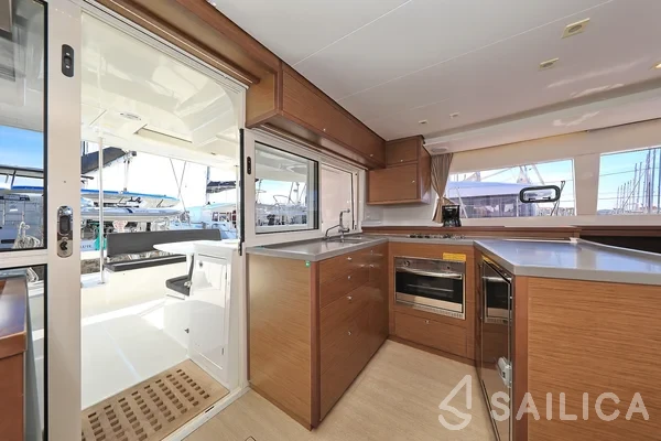 Lagoon 450  Flybridge - Yacht Charter Sailica