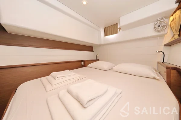 Lagoon 450  Flybridge - Yacht Charter Sailica