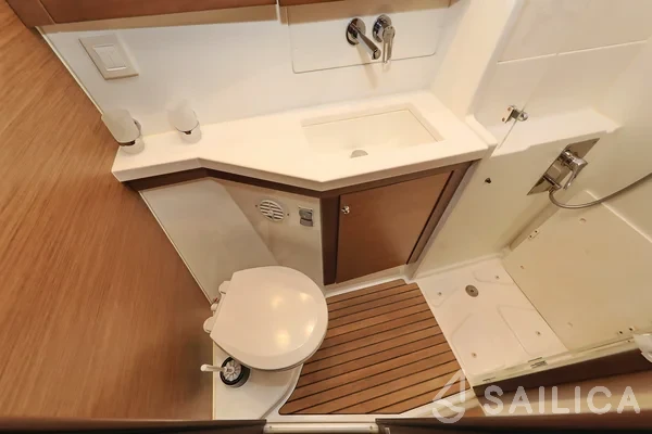 Lagoon 450  Flybridge - Yacht Charter Sailica