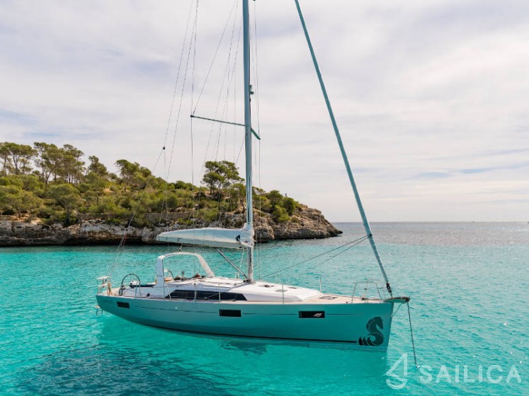 Oceanis 41.1 - Yacht Charter Sailica