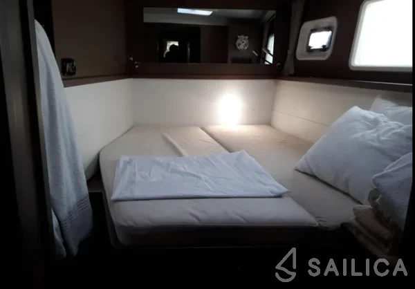 Lagoon 450  Flybridge - Yacht Charter Sailica