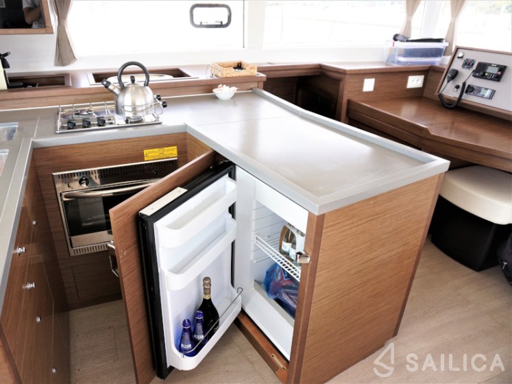 Lagoon 450 S - 4 + 2 cab. - Yacht Charter Sailica