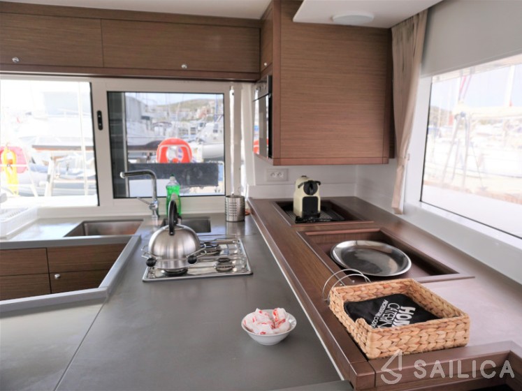 Lagoon 450 S - 4 + 2 cab. - Yacht Charter Sailica