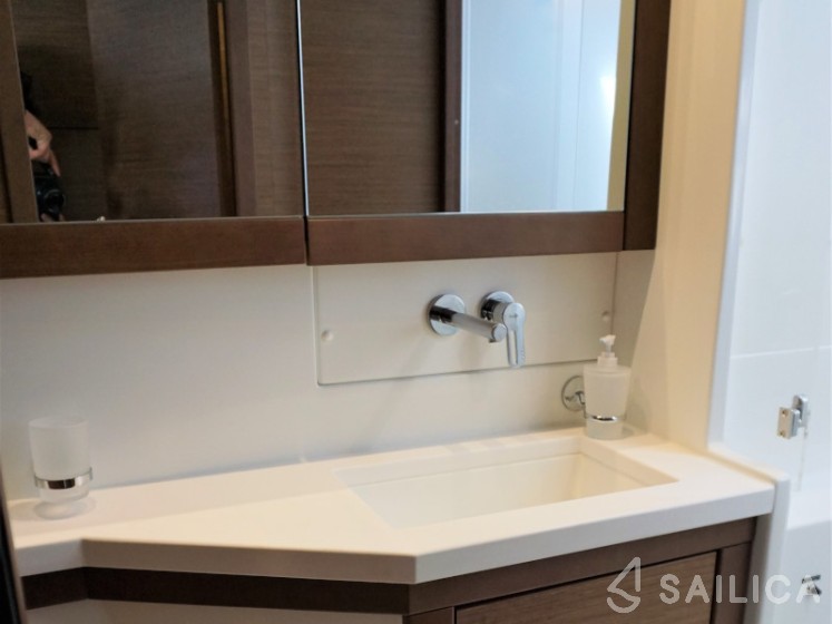 Lagoon 450 S - 4 + 2 cab. - Yacht Charter Sailica
