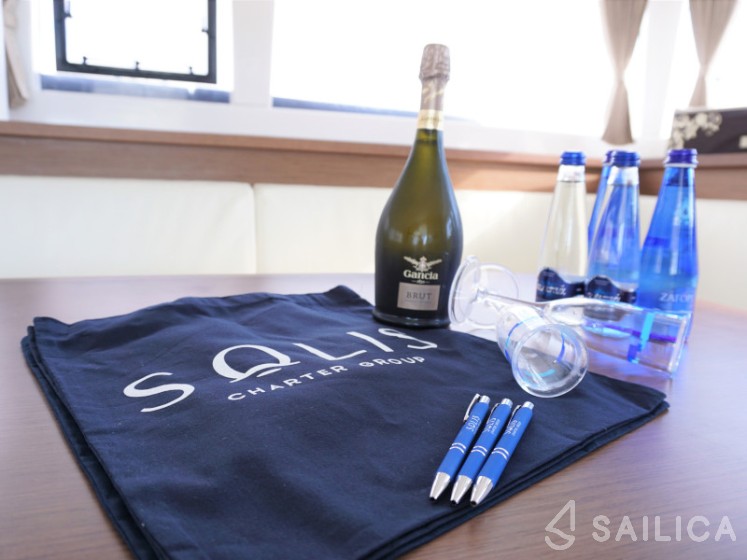 Lagoon 450 S - 4 + 2 cab. - Yacht Charter Sailica
