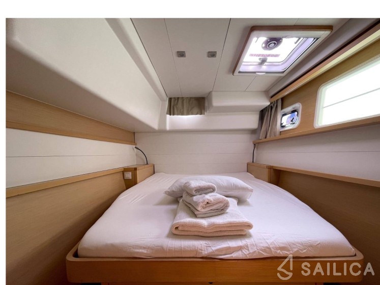 Lagoon 450  Flybridge - Yacht Charter Sailica