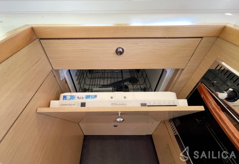 Lagoon 450  Flybridge - Yacht Charter Sailica