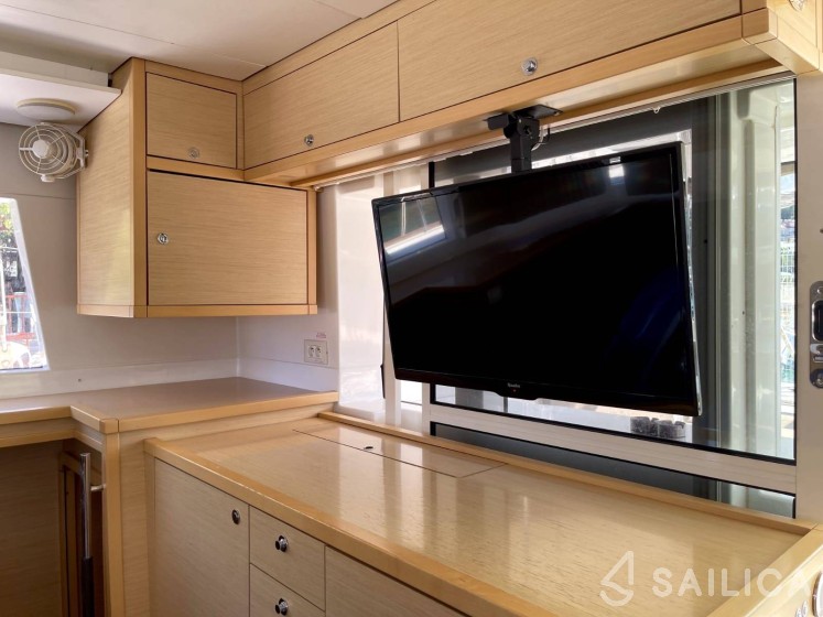 Lagoon 450  Flybridge - Yacht Charter Sailica