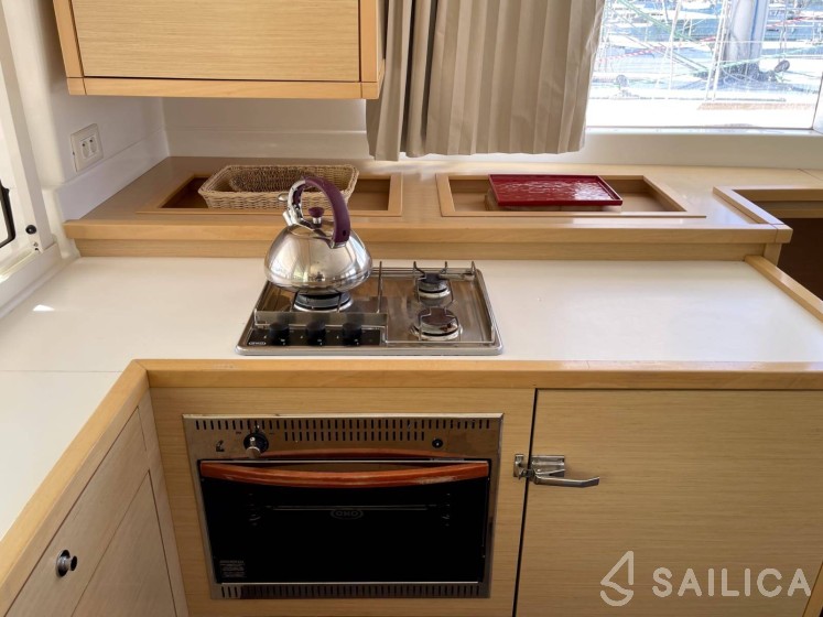 Lagoon 450  Flybridge - Yacht Charter Sailica