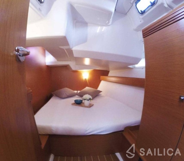 Sun Odyssey 42 DS - Yacht Charter Sailica