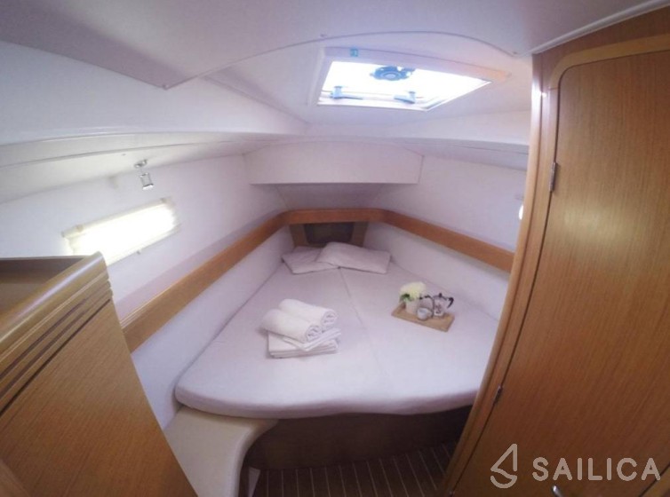 Sun Odyssey 42 DS - Yacht Charter Sailica