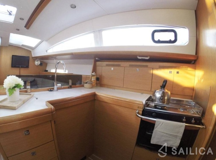 Sun Odyssey 42 DS - Yacht Charter Sailica