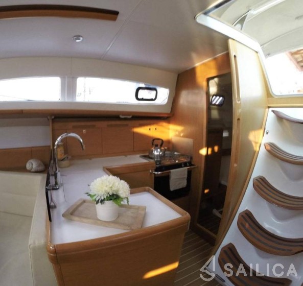 Sun Odyssey 42 DS - Yacht Charter Sailica