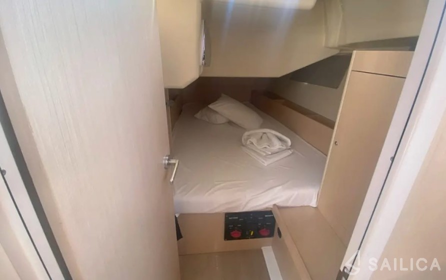 Oceanis 41.1 - Yacht Charter Sailica