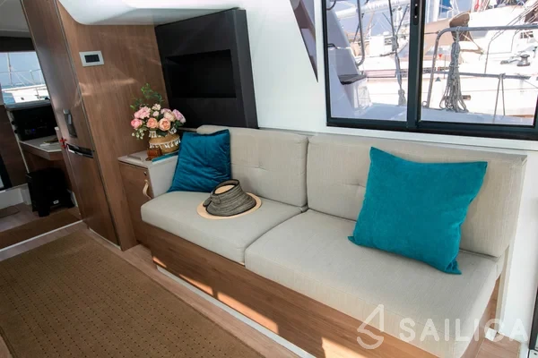 Bali 4.2 - Yacht Charter Sailica