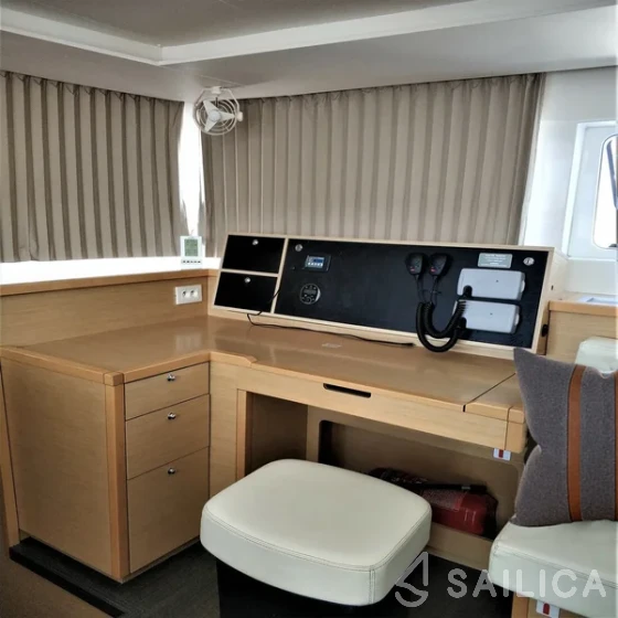 Lagoon 450  Flybridge - Yacht Charter Sailica