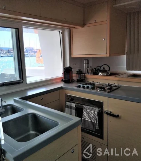 Lagoon 450  Flybridge - Yacht Charter Sailica