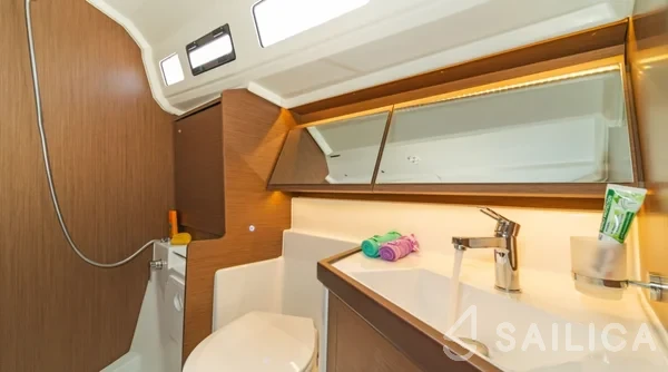 Oceanis 40.1 - Yacht Charter Sailica