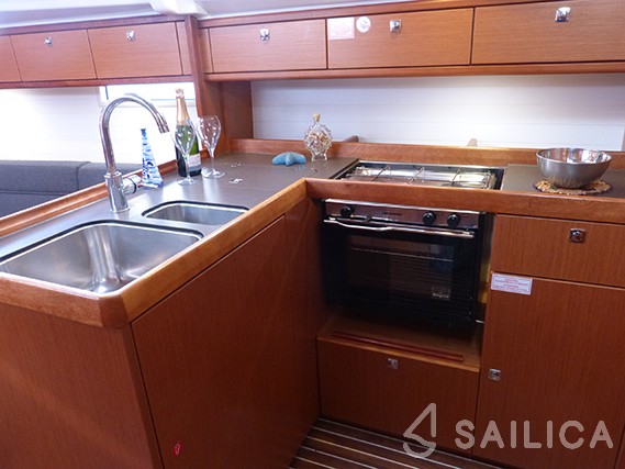 Bavaria Cruiser 37 - 3 cab. - Yacht Charter Sailica