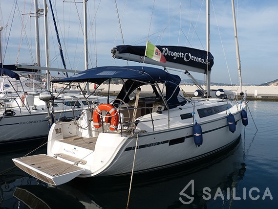 Bavaria Cruiser 37 - 3 cab. - Yacht Charter Sailica