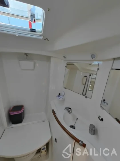 Oceanis 393 Clipper - Yacht Charter Sailica