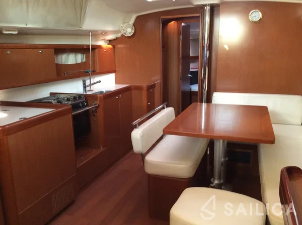 Oceanis 43 - Yacht Charter Sailica