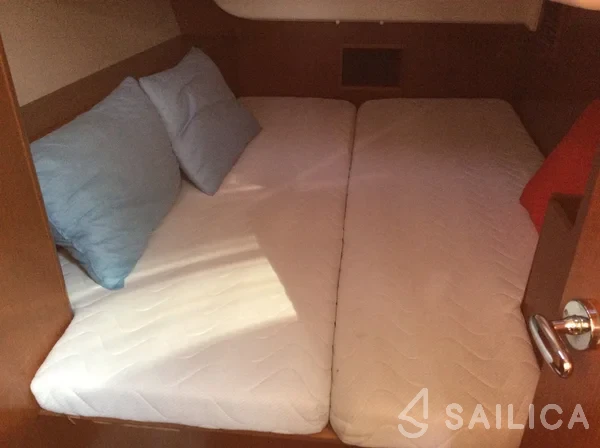 Oceanis 43 - Yacht Charter Sailica