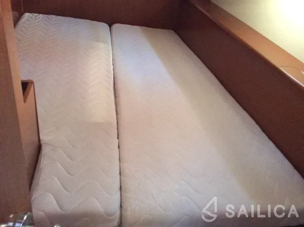 Oceanis 43 - Yacht Charter Sailica