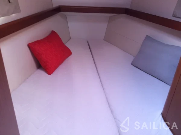 Oceanis 43 - Yacht Charter Sailica