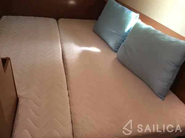 Oceanis 43 - Yacht Charter Sailica