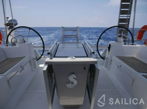 Oceanis 45 - Yacht Charter Sailica