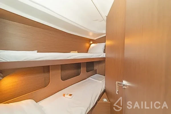 Oceanis 40.1 - Yacht Charter Sailica