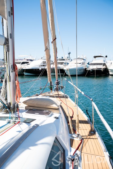 Oceanis 46 - Yacht Charter Sailica