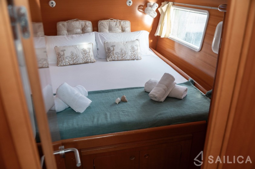 Lagoon 380 S2 - Yacht Charter Sailica