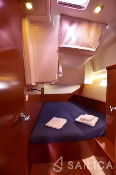 Oceanis 45 - Yacht Charter Sailica