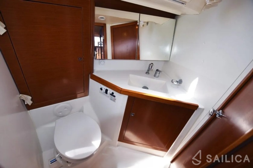 Oceanis 45 - Yacht Charter Sailica