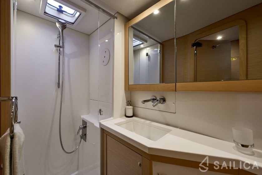 Lagoon 42 - Yacht Charter Sailica