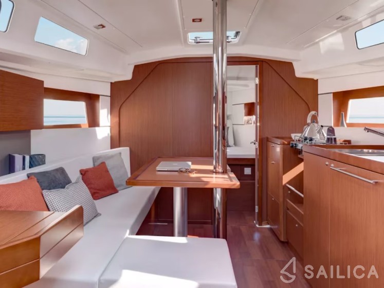 Oceanis 35 - Yacht Charter Sailica