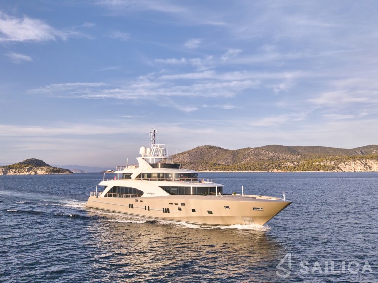 Luxury Motor Yacht - Yacht Charter Sailica