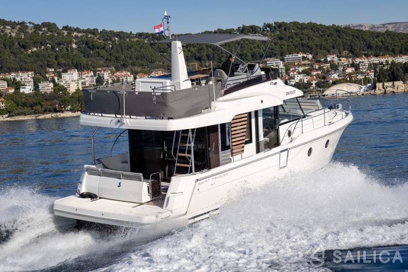 Swift Trawler 41 - Yacht Charter Sailica