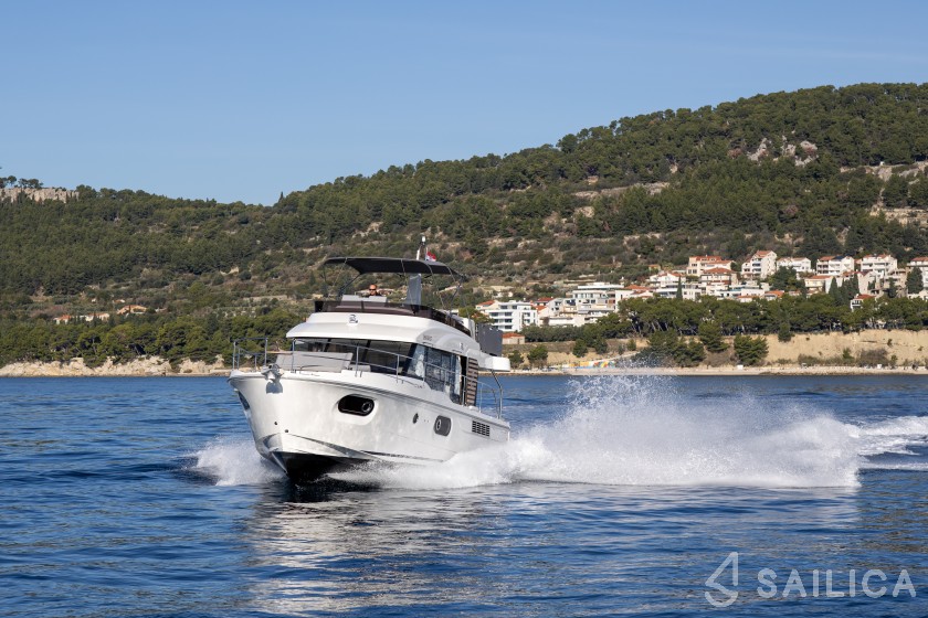 Swift Trawler 41 - Yacht Charter Sailica