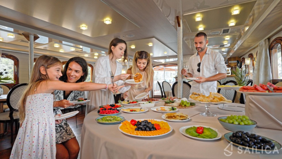 Motoryacht - Yacht Charter Sailica