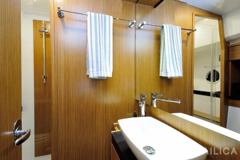 Bavaria Virtess 420 Fly - Yacht Charter Sailica